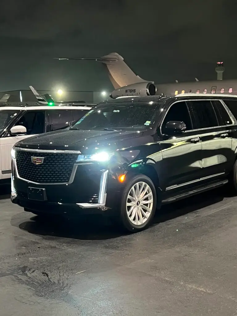 Rodlymo chauffeur providing luxury airport pickup service in South Florida